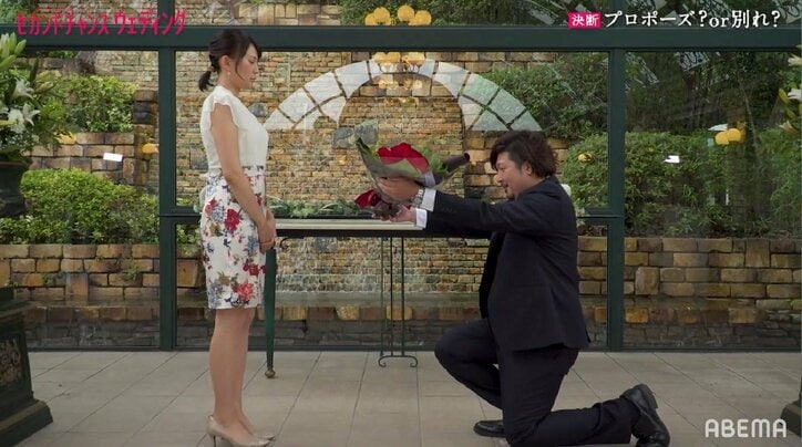 バツイチカップル、バラを抱え片膝をつき決死のプロポーズ、果たして？『セカンドチャンスウェディング』第10話