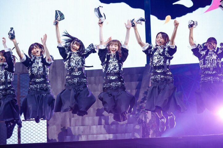 欅坂46、笑顔と涙あふれたラストライブで5年間の歴史に幕 新たな坂を駆け上がる“櫻坂46”が誕生