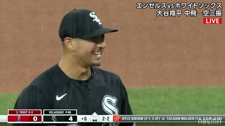 「ここで止めるなよ」「やろうぜ」 雨天中断にトラウトと相手投手が笑顔でやりとり 「この人たちカッコ良すぎるだろ」と反響