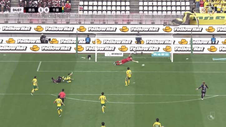 最後は倒れ込みながら右足フィニッシュ