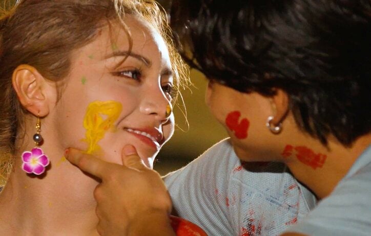 【写真・画像】スタイル抜群美女ダンサー、海外で活躍中のイケメンサッカー選手と絵の具まみれでキス！妖艶なダンスも披露 　1枚目