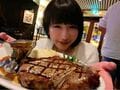 もえあず、オーストラリアで夕食に“巨大ステーキ”堪能「他にもピザとかいろいろ食べた～」
