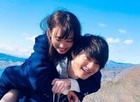 「2人ともかわいい！！」佐野勇斗＆飯豊まりえの“おんぶ2ショット”に反響