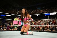 【画像】“高飛車”女子、サイドがスケスケのセクシードレス