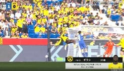 ワケわからん！ “ギニアの怪人”、常識を破壊する“衝撃の一撃”「空中で止まった」「飛びすぎ」ギラシ、驚異の大ジャンプ→“豪快バイシクルシュート”に騒然