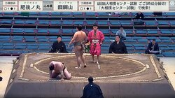 「どうした？」力士が座り込む“異変”に館内ざわめき 張り手合戦を制するも立ち上がれず…しばし四つん這い