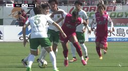 「4人がかりで守備とかメッシかよ」ヘビー級怪物FWが4人相手にゴリゴリ重戦車突破のド迫力シーンが話題に「戦車過ぎる」「改造人間かよ」