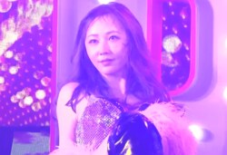 六本木のショークラブで働くYouTuberてんちむ、スタイル際立つセクシーな衣装で妖艶なダンス披露