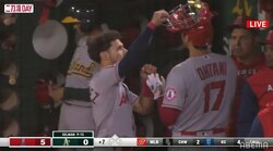 ホームランの大谷翔平にベンチでキャッチャーマスクを被せようとした同僚ベラスケス、空気を読んでやめる→自分で被る