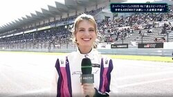 レーシングスーツ姿も話題！マギー（33）、異例のサーキット“着陸”シーンに反響「プライベートジェット！？」「美しい」