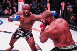 ブーイングも瞬殺！前代未聞の体重差マッチを勝利　キング・モーは円熟期を迎えた