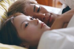 元AKBとの”37秒キス”で話題の格闘家、お泊まりした小悪魔AgeHaモデルをベッドで抱き寄せキス