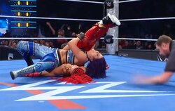 赤髪の脚長美女レスラー、受け身“封じられ”顔面がマットに… 衝撃フィニッシュで“大の字” しばし動けず