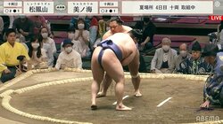 行司はコントロール抜群のサウスポー？拾ったさがりを見事にスロー、呼出もナイスキャッチ「名バッテリー」「コンビプレー」の声