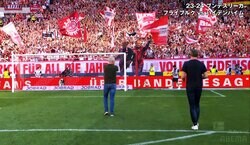 号泣するサポーターも…堂安律の恩師、退任セレモニーが感動的！“フライブルクで30年指導”の重みを感じる万雷の拍手に「もらい泣きする」「愛を感じる」など反響