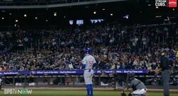 完全に放送事故！ 危険すぎる… フルスイングしたバットが観客席に飛んでいく瞬間　高速ライナーでネットに突き刺さる 「どこまで飛ばすんだよｗ」「刺さりすぎだろ」