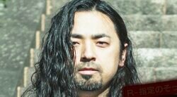 R-指定の顔だけそっくりさん、激似すぎて有名プロデューサーに本人と間違われる