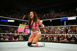 “高飛車”女子レスラー、私服ドレスが超話題に！ 胸元露出のクールすぎるギャップにファン大熱狂「超ホットすぎる」「美貌は世界一」