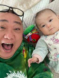 山本圭壱、娘との2ショットを公開「寝返りもくるりとできるようになり」 