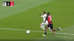 「速すぎる…」「余裕で追いついた」“最高時速35キロ”バイエルン・サネの爆速ドリブルが止められた瞬間　カイザー・長谷部誠に憧れる若きエクアドル代表DFの“驚速スピード”がエグすぎる