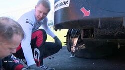 ぶつけた車を自ら修理！ラリージャパン、足回り破損も“直して走る”驚きの光景 応急処置でまさか…ステージ復帰の“荒技”