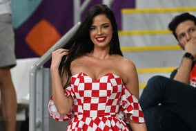 【W杯】「最もホットなファン」のお気に入り選手は？　一際目を引くクロアチア女性サポーターに海外脚光