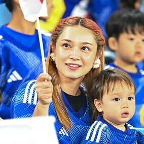「ほんとうに素敵なご夫婦」長友佑都の妻・平愛梨さん、“赤髪”逸話と親子ショットが話題！「みんな最高～にお似合いですね」【W杯】