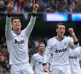 「悪者に仕立て上げようとしている」ネガティブ報道続くC・ロナウドをエジルが全面擁護！「史上最も偉大な選手に敬意を示すべき」