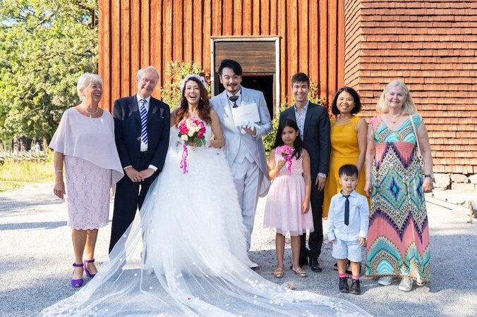 LiLiCo、結婚式での家族写真を公開「また泣いてしまったよ」 1枚目
