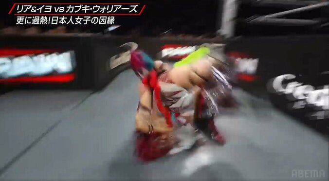 「やっちまった」「首大丈夫」日本人女子スーパースター、頭から場外に落下 あわやの場面にファンひやり 5枚目