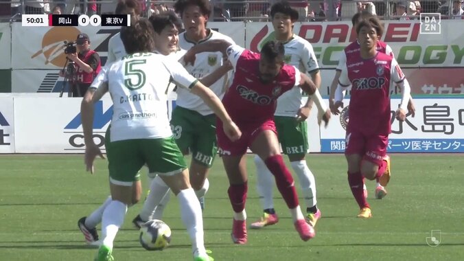 【映像】4人がかりの守備をゴリゴリ強硬突破の瞬間