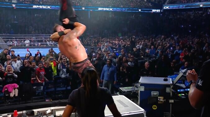 【映像】“巨獣”レスラーの超怪力でテーブル真っ二つ…観客「ドン引き」