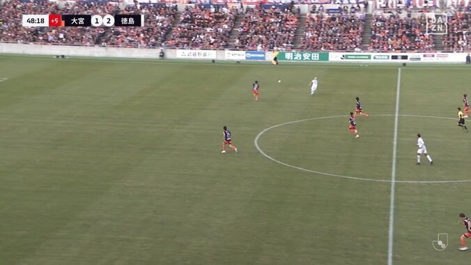 ファン物議！「あれはいらないプレー」「謝ってたやん」蹴り出したボールが観客を直撃するアクシデントに「カードの対象になるべき」選手謝罪もスタジアムは大ブーイング 3枚目