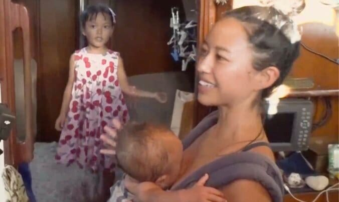 【写真・画像】“奄美大島の船上生活一家”の自宅ボートを公開「ここで4歳の娘が勉強しています」衝撃の船内に驚きの声「赤ちゃんがハイハイする場所がない！」　1枚目