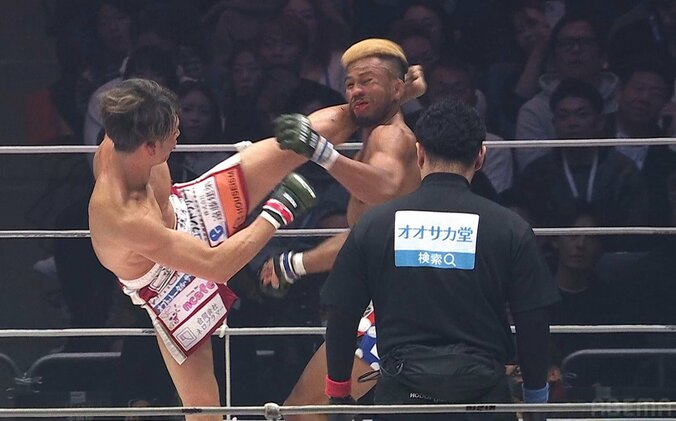 【写真・画像】RIZINで戦慄の左ハイKO 「全く見えない角度から来た」実況驚き　1枚目
