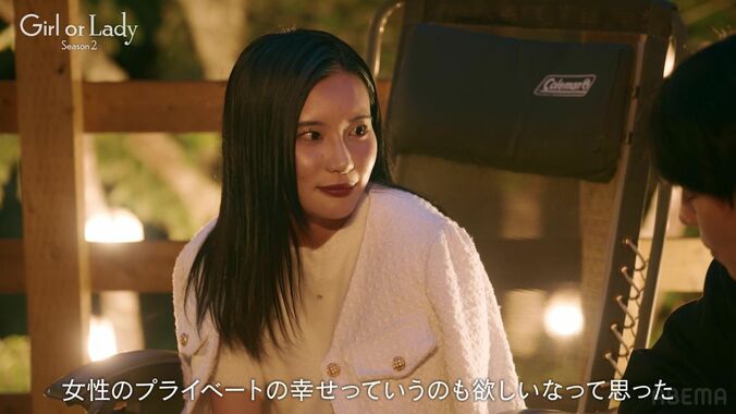 【写真・画像】こじるり似の25歳美脚美女、白ミニスカでキス顔からの上目遣い…年収1億円のイケメン医師と超至近距離スキンシップ　5枚目