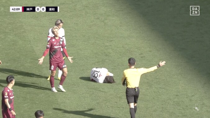 「荒すぎやろ！」大迫勇也が渡邊凌磨の足を踏みつけ…「危険じゃない？」「カード出してよ」「今のはあかん」ファン騒然 2枚目