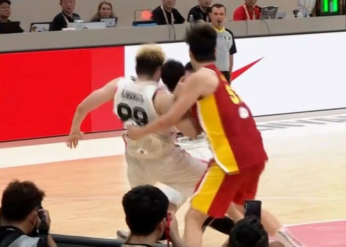 「イライラしすぎ」中国NBA逸材が“まさかの投げ飛ばし”…日本ビッグマンに「完璧ディフェンスすごい」【バスケW杯予選】 2枚目