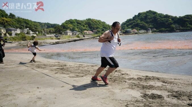 【写真・画像】“31歳子供部屋おじさんvs19歳大学生”の綱引きで後頭部強打 視聴者騒然「体重差」「パワー違う」　2枚目