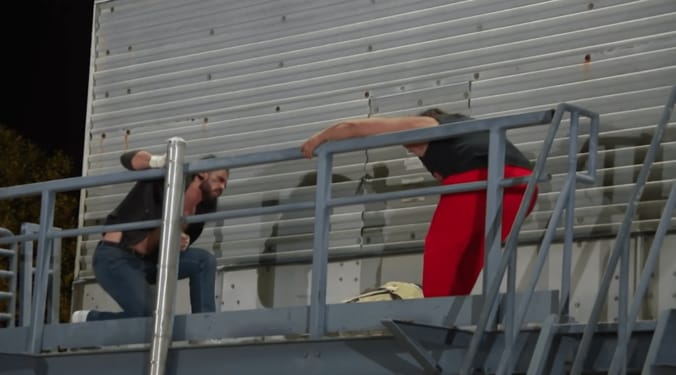 「危ない」2階から仲良く“落下フィニッシュ”のカオス展開