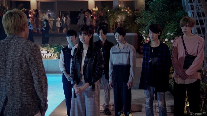 新川優愛が主演ドラマで体当たり演技　レザーを着たままプールへダイブ！ 7枚目