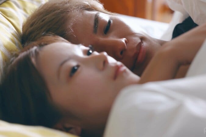 【写真・画像】元AKBとの”20秒キス”で話題の格闘家、お泊まりした小悪魔AgeHaモデルをベッドの中で抱き寄せキス　1枚目