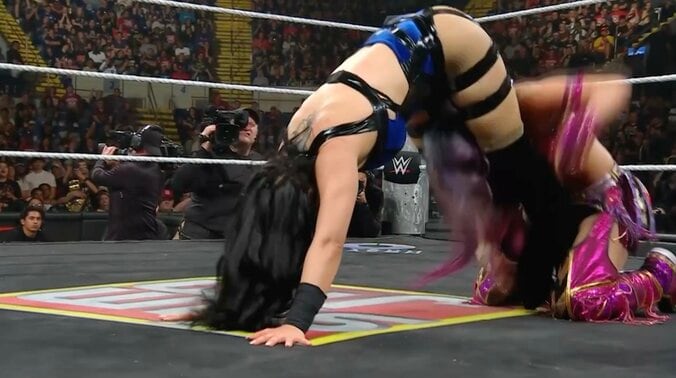 足で相手の首を挟んでバウンドする“お尻餅つき”