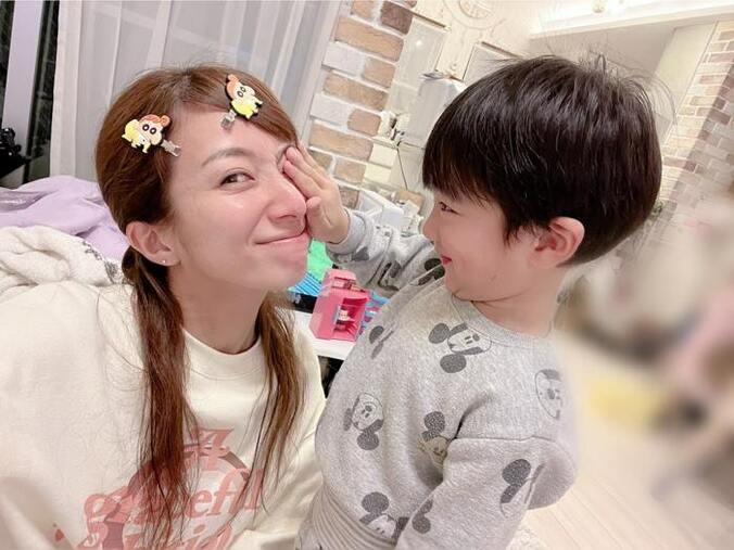  辻希美、駄菓子屋で購入した髪留めを公開「可愛いひまわり」  1枚目