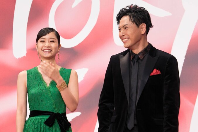 元乃木坂46の深川麻衣、レッドカーペット珍事に爆笑 5枚目