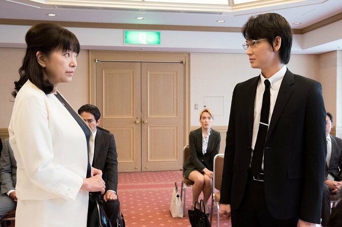 かたせ梨乃の靴踏みはアドリブだった、綾野剛が『ハゲタカ』第1部を総括 3枚目