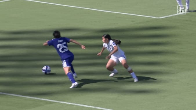 「これは振られる！」なでしこジョーカーの“深すぎる切り返し”にレジェンドDFも感嘆！千葉玲海菜が極上テクで突破した瞬間【女子アジアカップ】 4枚目