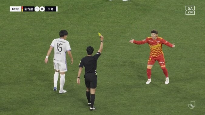 「なんでカード出たんや」「足裏か？」名古屋FW、“軽い接触”がイエロー判定で不服アピール「厳しいジャッジ」ファンも困惑 5枚目