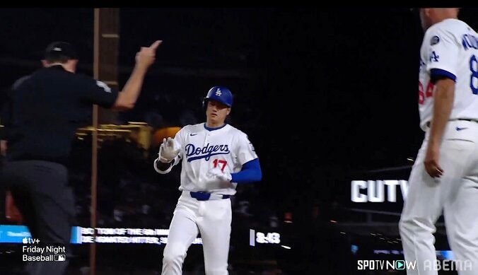 【写真・画像】大谷翔平、“お返し”21号特大弾にジャッジは呆然…ライトで打球を見送り驚きの表情「スーパースター2人の競演」反響続々　1枚目