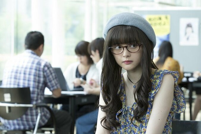 玉城ティナのメガネ姿が可愛すぎ！『わたしに××しなさい！』劇中写真が解禁 4枚目